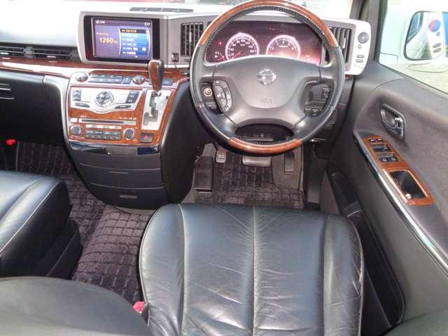 エルグランド ２．５　２５０ハイウェイスター　ブラックレザーナビエディション　サイドカメラ　スマートキー　バックカメラ　ＥＴＣ　アルミホイール　キーフリー　両側オートスライドドア　ＨＤＤナビ（4枚目）