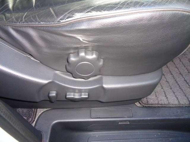 エルグランド ２．５　２５０ハイウェイスター　ブラックレザーナビエディション　サイドカメラ　スマートキー　バックカメラ　ＥＴＣ　アルミホイール　キーフリー　両側オートスライドドア　ＨＤＤナビ（8枚目）