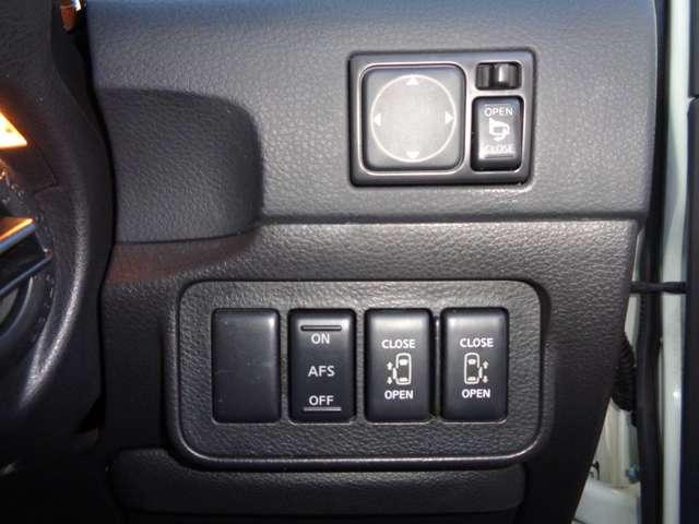 エルグランド ２．５　２５０ハイウェイスター　ブラックレザーナビエディション　サイドカメラ　スマートキー　バックカメラ　ＥＴＣ　アルミホイール　キーフリー　両側オートスライドドア　ＨＤＤナビ（20枚目）