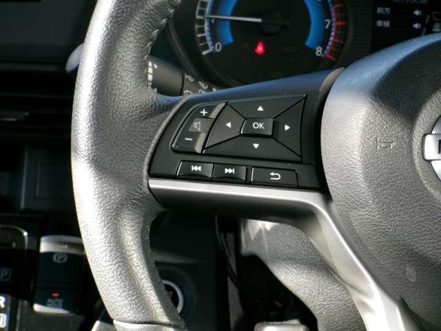 �X�e�A�����O�X�C�b�`���t���Ă���̂ŁA���茳�Ńi�r��A���[�^�[���̑��삪�ł��܂��i�O�O��