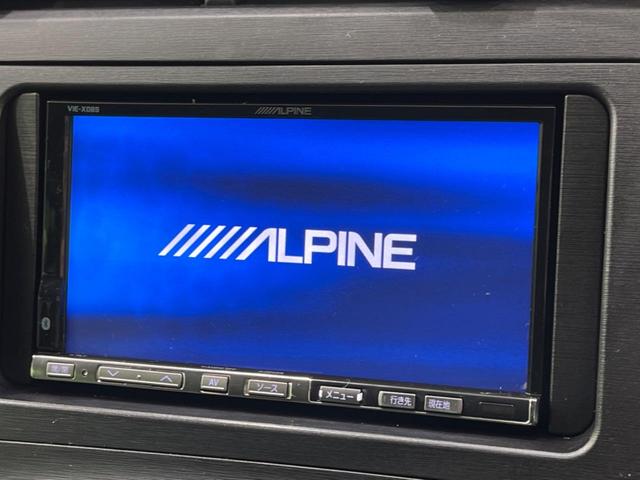 プリウス Ｓ　禁煙車　ＡＬＰＩＮＥナビ　寒冷地仕様　フルセグ　ＥＴＣ　スマートキー　ステアリングスイッチ　フォグランプ　衝突安全ボディ　盗難防止装置　プライバシーガラス　オートライト（3枚目）