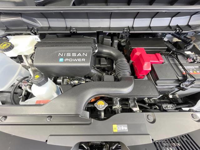 セレナ ｅ－パワー　ハイウェイスターＶ　登録済未使用車　純正１２．３型ナビ　両側電動スライドドア　プロパイロット　全周囲カメラ　衝突軽減装置　コーナーセンサー　スマートキー　ＬＥＤヘッド　ＥＴＣ２．０　オートハイビーム　オートライト（18枚目）