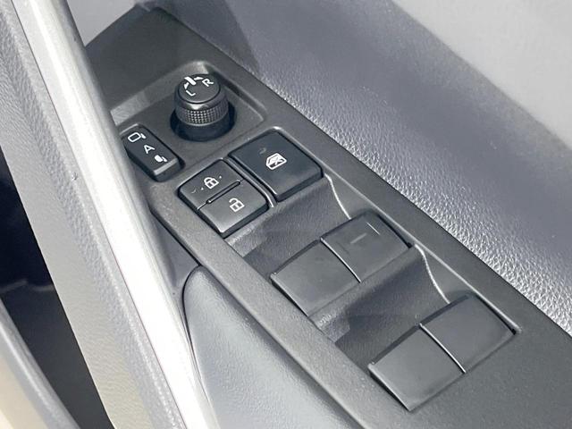 カローラクロス Ｚ　禁煙車　純正８型ディスプレイオーディオ　バックカメラ　衝突軽減装置　レーダークルーズ　電動リアゲート　パワーシート　シートヒーター　コーナーセンサー　ＬＥＤヘッド　オートハイビーム　ルーフレール（47枚目）