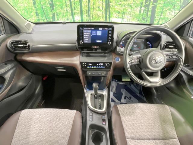 ヤリスクロス ハイブリッドＺ　禁煙車　純正８型ディスプレイオーディオ　全周囲カメラ　衝突軽減装置　レーダークルーズ　電動リアゲート　ハーフレザーシート　パワーシート　シートヒーター　ドラレコ　ＬＥＤヘッド　ＥＴＣ　オートハイビーム（2枚目）