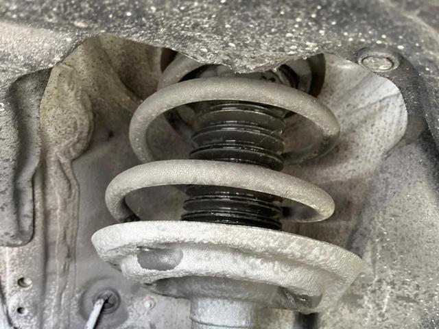 ハリアー S 禁煙車 8型ディスプレーオーディオ バックカメラ 衝突軽減装置 レーダークルーズ コーナーセンサー スマートキー LEDヘッド ETC2.0 オートライト デュアルエアコン 純正17インチアルミ(20枚目)