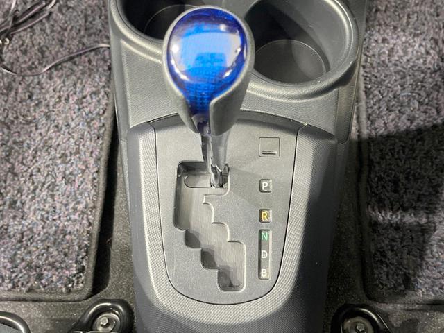 アクア S 禁煙車 ドラレコ スマートキー ビルトインETC オートライト オートエアコン CD 横滑り防止装置 ステアリングスイッチ 電動格納ミラー プライバシーガラス(24枚目)