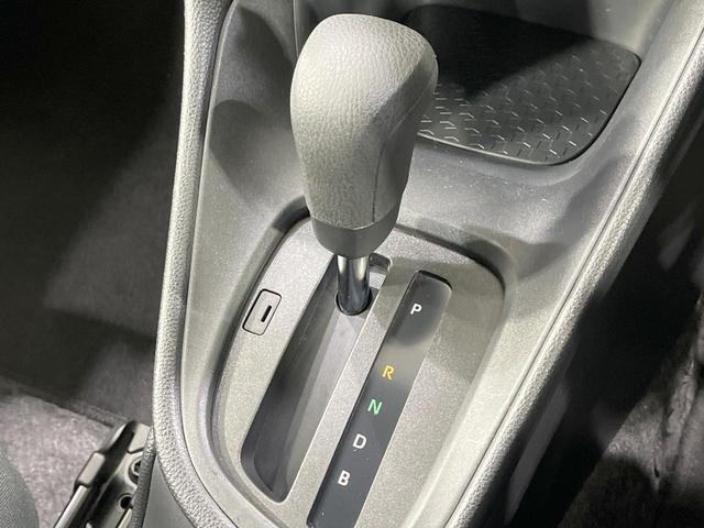 ヤリス ハイブリッドX 禁煙車 衝突軽減装置 ディスプレイオーディオ レーダークルーズ オートハイビーム ETC オートエアコン オートライト Bluetooth 電動格納ミラー キーレス 盗難防止装置 プライバシーガラス(24枚目)