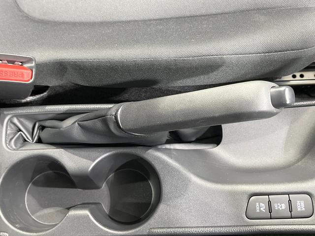 ヤリス ハイブリッドX 禁煙車 衝突軽減装置 ディスプレイオーディオ レーダークルーズ オートハイビーム ETC オートエアコン オートライト Bluetooth 電動格納ミラー キーレス 盗難防止装置 プライバシーガラス(41枚目)