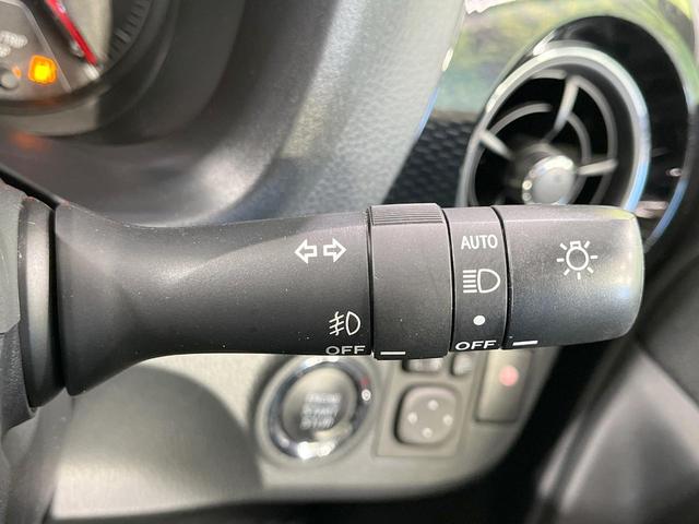 【オートライト】周りの明るさに応じて自動でヘッドライトの点灯・消灯ができる機能です！ライトの付け忘れ・消し忘れなどが無くなり、雨の日や夕方の走行も安心！トンネル通過時も便利ですね♪