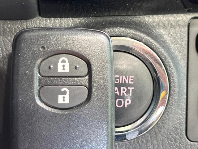 【スマートキー】カバンやポケットに入れたままでもドアの施錠・解錠が可能なスマートキーを装備。エンジンのオン・オフ時もカギを取り出す必要が無いからとっても便利です♪