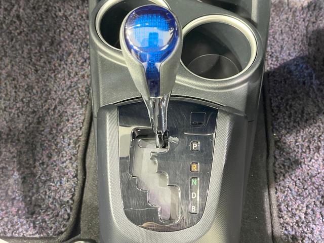 アクア クロスオーバー 禁煙車 純正9型ナビ バックカメラ 衝突軽減装置 レザーシート コーナーセンサー スマートキー LEDヘッド ETC オートハイビーム 車線逸脱警報 オートライト オートエアコン 純正16インチAW(26枚目)