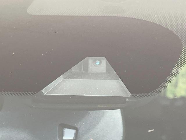 ノート メダリスト　エマージェンシーブレーキパッケージ　禁煙車　純正ナビ　全周囲カメラ　衝突軽減装置　ハーフレザーシート　スマートキー　ＥＴＣ　オートライト　オートエアコン　Ｂｌｕｅｔｏｏｔｈ　ＣＤ　ＤＶＤ再生　地デジ　車線逸脱警報　横滑り防止装置（5枚目）