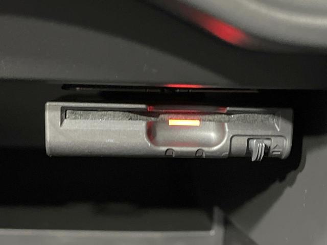 ノート メダリスト　エマージェンシーブレーキパッケージ　禁煙車　純正ナビ　全周囲カメラ　衝突軽減装置　ハーフレザーシート　スマートキー　ＥＴＣ　オートライト　オートエアコン　Ｂｌｕｅｔｏｏｔｈ　ＣＤ　ＤＶＤ再生　地デジ　車線逸脱警報　横滑り防止装置（6枚目）