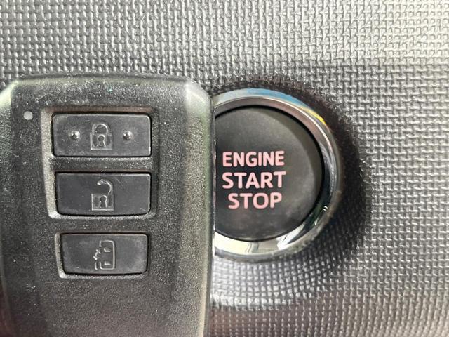 【スマートキー】カバンやポケットに入れたままでもドアの施錠・解錠が可能なスマートキーを装備。エンジンのオン・オフ時もカギを取り出す必要が無いからとっても便利です♪