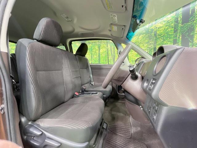運転席まわりには十分なスペースがあり、大柄な方でもゆったり運転していただける環境です。