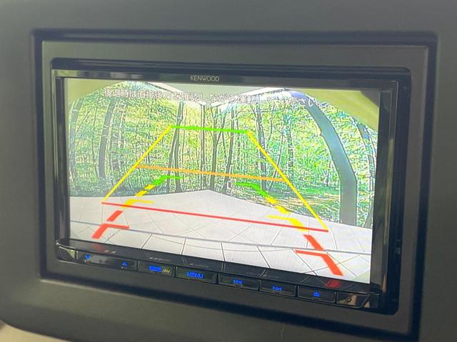 【バックカメラ】駐車時に後方がリアルタイム映像で確認できます。大型商業施設や立体駐車場での駐車時や、夜間のバック時に大活躍！運転スキルに関わらず、今や必須となった装備のひとつです！