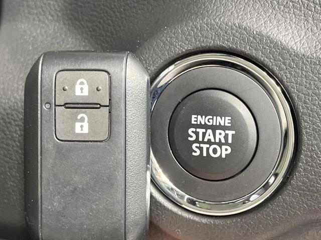 【キーレススタートシステム】カバンやポケットに入れたままでもドアの施錠・解錠が可能なスマートキーを装備。エンジンのオン・オフ時もカギを取り出す必要が無いからとっても便利です♪