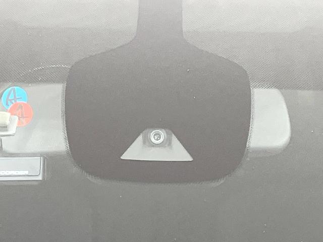 【インテリジェントエマージェンシーブレーキ】フロントカメラで前方の車両や歩行者を検知。衝突しそうな時は衝突被害軽減ブレーキが作動、衝突回避をサポート。より安全にドライブをお楽しみいただけます。