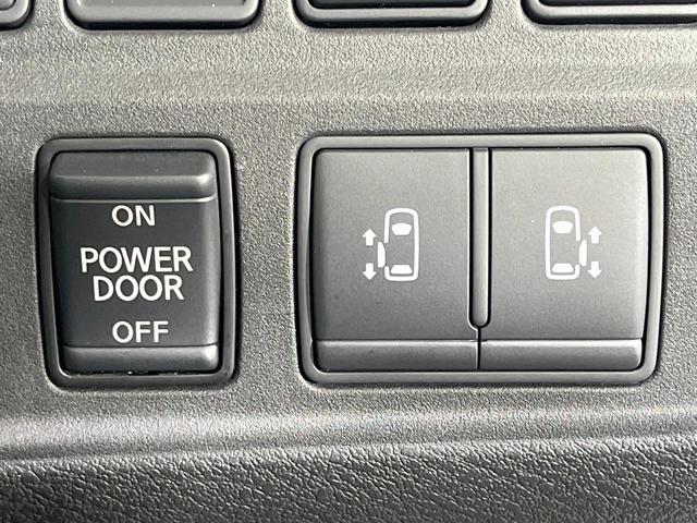 【両側パワースライドドア】スマートキーや運転席のスイッチで後席両側スライドドアの開閉が可能♪電動だから力を入れてドアを開ける必要が無く、小さなお子様でも簡単に開け閉めでき快適です♪