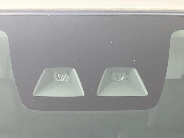 【スマートアシスト】走行中に前方の車両等を認識し、衝突しそうな時は警報とブレーキで衝突回避と被害軽減をアシスト。より安全にドライブをお楽しみいただけます。