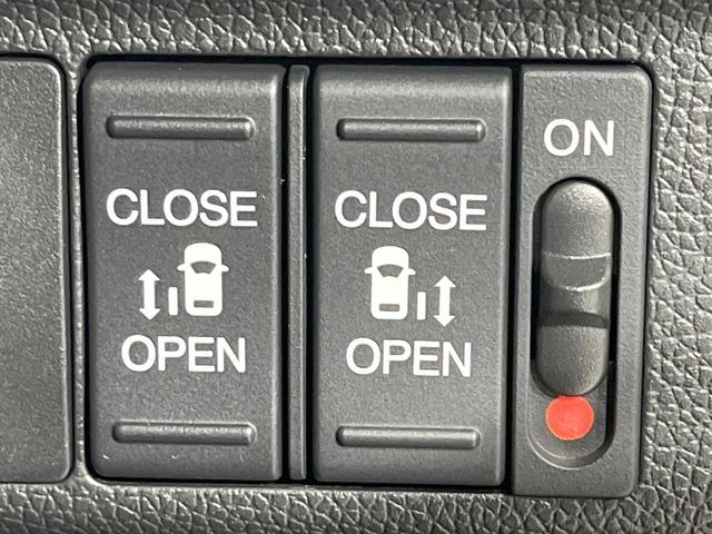 フリード Ｇブラックスタイル　４ＷＤ　純正ナビ　衝突軽減装置　両側電動スライド　レーダークルーズ　フルセグ　ＬＥＤヘッド　Ｂｌｕｅｔｏｏｔｈ再生　純正１５インチアルミ　オートライト　オートエアコン　ＤＶＤ／ＣＤ再生（7枚目）