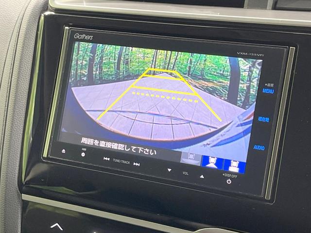 フィットハイブリッド Ｌパッケージ　禁煙車　純正ナビ　バックカメラ　衝突軽減装置　ドラレコ　ＥＴＣスマートキー　ＬＥＤヘッドライト　クルコン　オートライト　ハーフレザー　オートエアコン　Ｂｌｕｅｔｏｏｔｈ　ＣＤ／ＤＶＤ再生（4枚目）