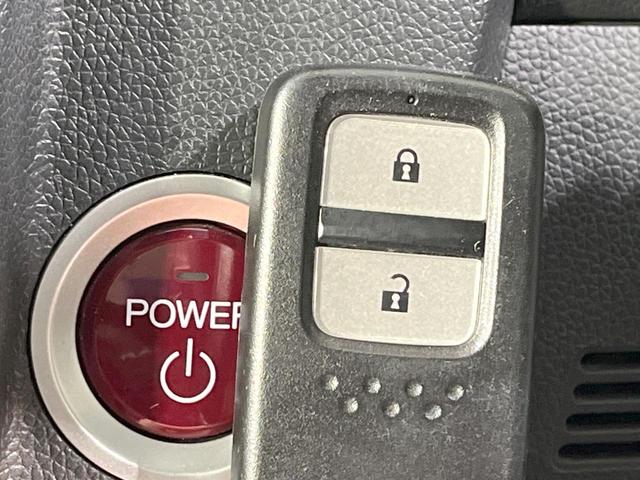 フィットハイブリッド Ｌパッケージ　禁煙車　純正ナビ　バックカメラ　衝突軽減装置　ドラレコ　ＥＴＣスマートキー　ＬＥＤヘッドライト　クルコン　オートライト　ハーフレザー　オートエアコン　Ｂｌｕｅｔｏｏｔｈ　ＣＤ／ＤＶＤ再生（7枚目）