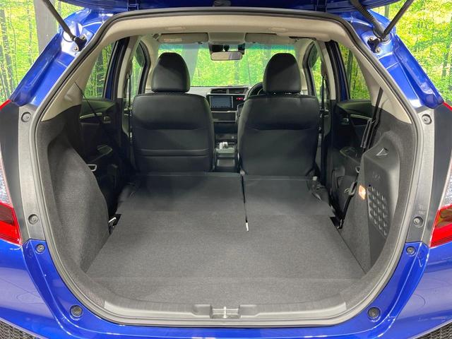 フィットハイブリッド Ｌパッケージ　禁煙車　純正ナビ　バックカメラ　衝突軽減装置　ドラレコ　ＥＴＣスマートキー　ＬＥＤヘッドライト　クルコン　オートライト　ハーフレザー　オートエアコン　Ｂｌｕｅｔｏｏｔｈ　ＣＤ／ＤＶＤ再生（10枚目）