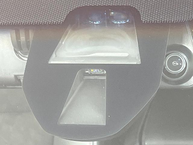 【シティブレーキアクティブシステム】低速走行中に前方の車両等を認識し、衝突しそうな時は警報とブレーキで衝突回避と被害軽減をアシスト。より安全にドライブをお楽しみいただけます。