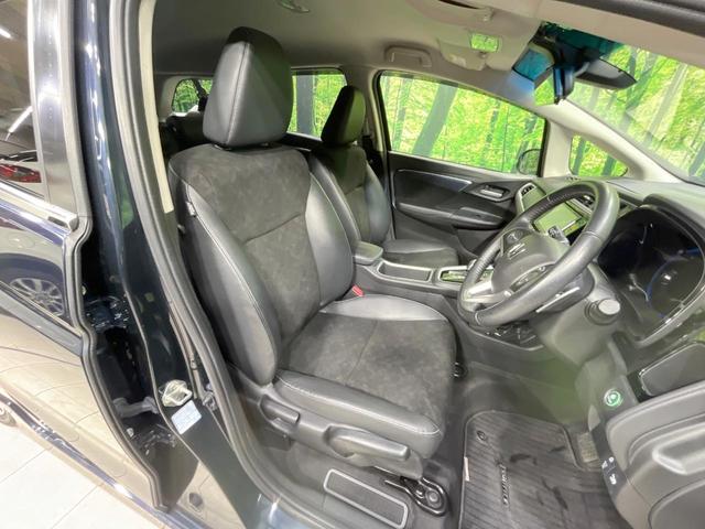 【ハーフレザーシート】高級感と座り心地を両立した人気のシート♪背面・座面のファブリック素材は、通気性の良さや滑りにくさに優れています。気温や服装に左右されず快適にお乗りいただけます。