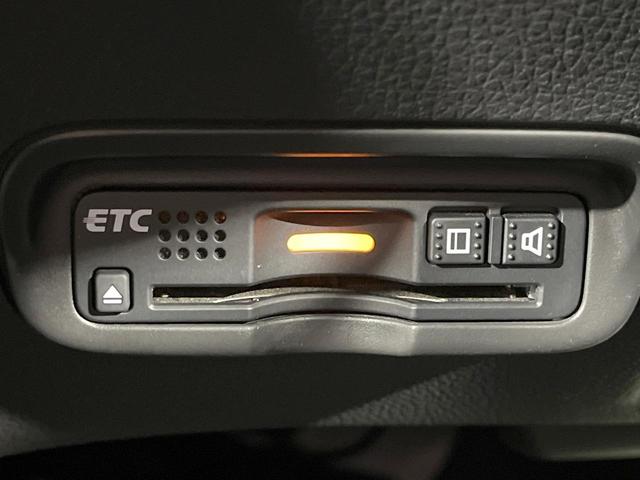 ヴェゼル ＨＶ　Ｘ・ホンダセンシングブリリアントスタイルＥＤ　禁煙車　純正ナビ　バックカメラ　衝突被害軽減システム　レーダークルーズ　ドラレコ　スマートキー　ＬＥＤヘッド　ＥＴＣ　純正１７インチアルミ　オートライト　デュアルエアコン　Ｂｌｕｅｔｏｏｔｈ　ＣＤ（7枚目）