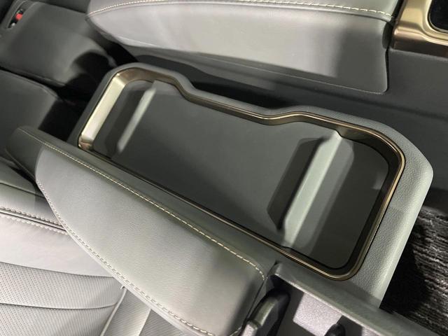 アルファードハイブリッド Ｚ　禁煙車　左右独立ムーンルーフ　１４．３インチディスプレイオーディオ　フリップダウン　両側電動ドア　全周囲カメラ　トヨタチームメイト　衝突軽減装置　ＡＣ１００Ｖ電源　電動リアゲート　レザーシート（61枚目）