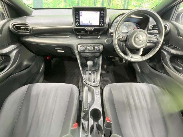 ヤリス Ｘ　禁煙車　純正ディスプレイオーディオ　バックカメラ　衝突軽減装置　ドラレコ　ＥＴＣ　コーナーセンサー　オートハイビーム　車線逸脱警報装置　キーレス　オートライト　電動格納ミラー　Ｂｌｕｅｔｏｏｔｈ（2枚目）