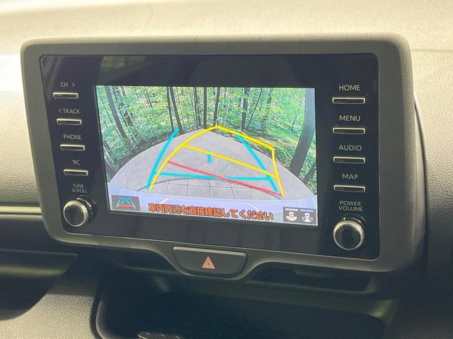 ヤリス Ｘ　禁煙車　純正ディスプレイオーディオ　バックカメラ　衝突軽減装置　ドラレコ　ＥＴＣ　コーナーセンサー　オートハイビーム　車線逸脱警報装置　キーレス　オートライト　電動格納ミラー　Ｂｌｕｅｔｏｏｔｈ（4枚目）
