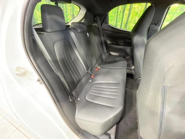 ヤリス Ｘ　禁煙車　純正ディスプレイオーディオ　バックカメラ　衝突軽減装置　ドラレコ　ＥＴＣ　コーナーセンサー　オートハイビーム　車線逸脱警報装置　キーレス　オートライト　電動格納ミラー　Ｂｌｕｅｔｏｏｔｈ（9枚目）