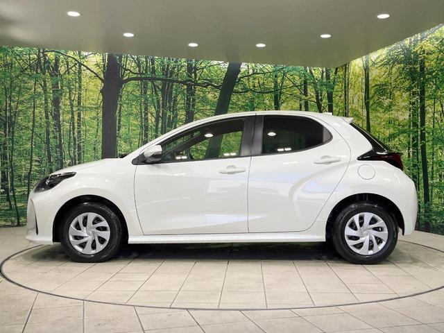 ヤリス Ｘ　禁煙車　純正ディスプレイオーディオ　バックカメラ　衝突軽減装置　ドラレコ　ＥＴＣ　コーナーセンサー　オートハイビーム　車線逸脱警報装置　キーレス　オートライト　電動格納ミラー　Ｂｌｕｅｔｏｏｔｈ（50枚目）