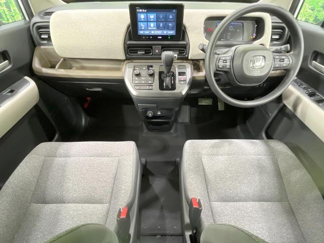 フリード エアー　４ＷＤ　登録済未使用車　衝突軽減装置　純正８型ディスプレイオーディオ　バックカメラ　両側電動スライド　レーダークルーズ　寒冷地仕様　ＬＥＤヘッド　前席シートヒーター　スマートキー　オートライト（2枚目）