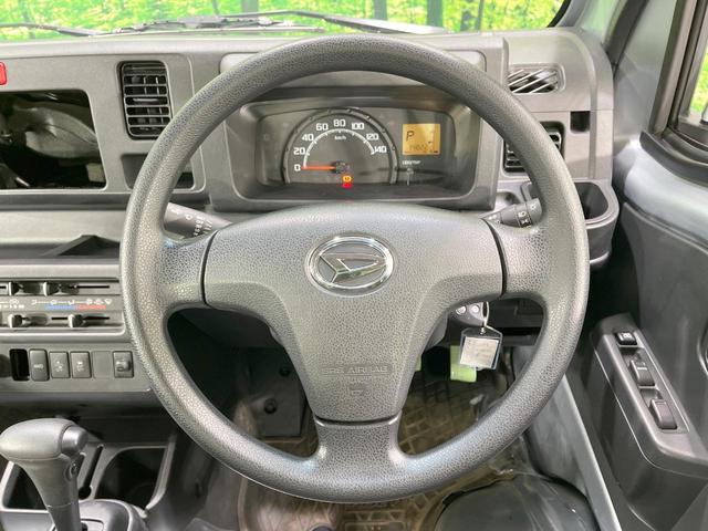 �C���e���A�ɍ��킹���f�U�C���̃X�e�A�����O�́A�^�]�������̂��Ƃ��l���A�^�]���₷���`��A�傫���ł��B�����x�A���ۂɐG���Ă��m���߂��������B