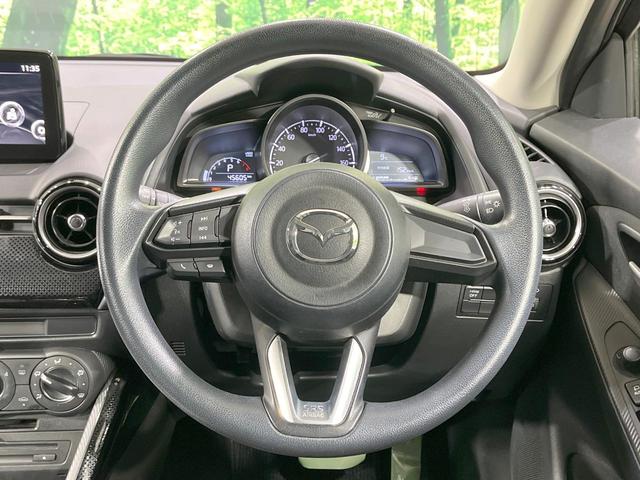 �C���e���A�ɍ��킹���f�U�C���̃X�e�A�����O�́A�^�]�������̂��Ƃ��l���A�^�]���₷���`��A�傫���ł��B�����x�A���ۂɐG���Ă��m���߂��������B