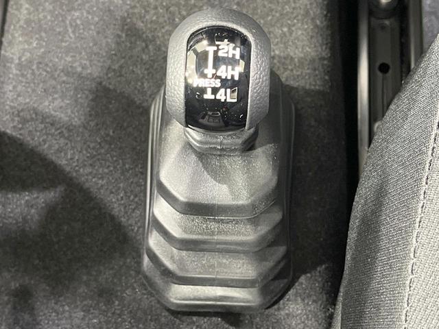 ジムニー ＸＣ　届出済未使用車　４ＷＤ　ＭＴ車　ターボ　衝突被害軽減システム　レーダークルーズ　コーナーセンサー　スマートキー　ＬＥＤヘッド　純正１６インチアルミ　オートハイビーム　オートライト　オートエアコン（3枚目）