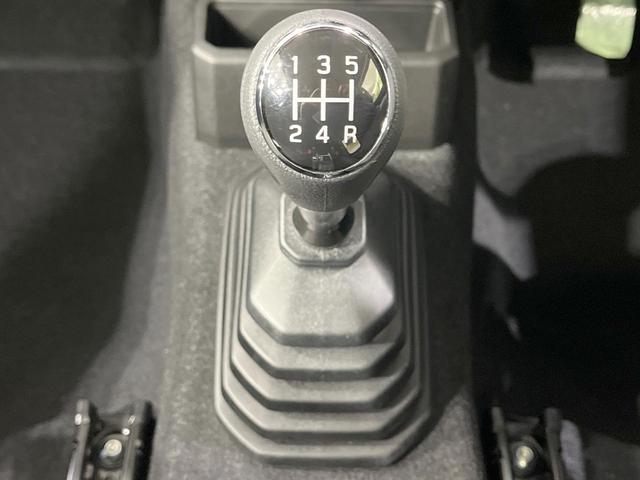 ジムニー ＸＣ　届出済未使用車　４ＷＤ　ＭＴ車　ターボ　衝突被害軽減システム　レーダークルーズ　コーナーセンサー　スマートキー　ＬＥＤヘッド　純正１６インチアルミ　オートハイビーム　オートライト　オートエアコン（4枚目）