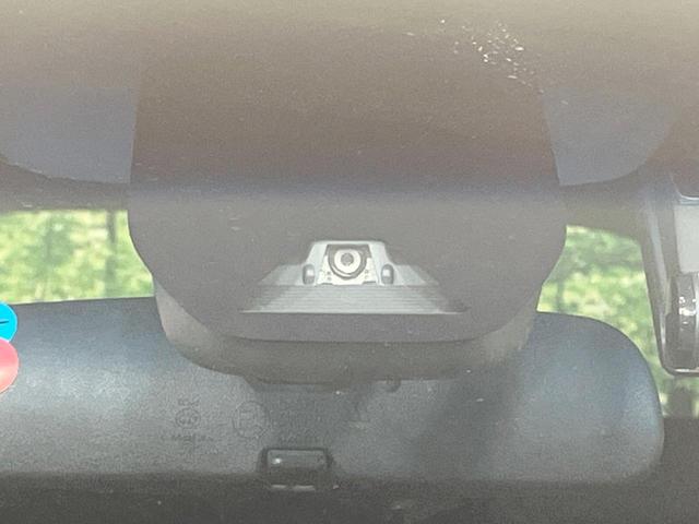 �y�z���_�Z���V���O�z���s���ɑO���̎ԗ�����F�����A�Փ˂������Ȏ��͌x��ƃu���[�L�ŏՓˉ���Ɣ�Q�y�����A�V�X�g�B�����S�Ƀh���C�u�����y���݂��������܂��B