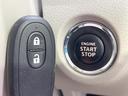 【キーレススタートシステム】カバンやポケットに入れたままでもドアの施錠・解錠が可能なスマートキーを装備。エンジンのオン・オフ時もカギを取り出す必要が無いからとっても便利です♪