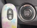 【キーレススタートシステム】カバンやポケットに入れたままでもドアの施錠・解錠が可能なスマートキーを装備。エンジンのオン・オフ時もカギを取り出す必要が無いからとっても便利です♪