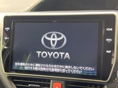 【メーカー純正１０インチナビ】インテリアに溶け込むスタイリッシュな「専用設計」メーカー純正１０インチナビを装備♪視認性や操作性など基本性能にも優れ、より上質なカーライフをお楽しみいただけます。 4