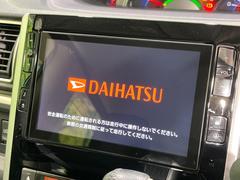 【純正ナビ】人気の純正ナビを装備しております。ナビの使いやすさはもちろん、オーディオ機能も充実！キャンプや旅行はもちろん、通勤や買い物など普段のドライブも楽しくなるはず♪ 4