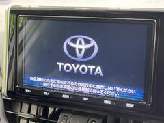 【純正９インチナビ】インテリアに溶け込むスタイリッシュな「専用設計」メーカーナビを装備♪視認性や操作性など基本性能にも優れ、より上質なカーライフをお楽しみいただけます。 3