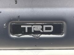 【ＴＲＤエアロ】人気のＴＲＤエアロを装備！クルマの外観がよりスタイリッシュになり、街中で存在感あふれる１台に♪将来買い替える時にもリセールに影響しやすく、価値ある人気の装備です！ 3