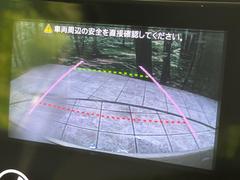 【バックカメラ】駐車時に後方がリアルタイム映像で確認できます。大型商業施設や立体駐車場での駐車時や、夜間のバック時に大活躍！運転スキルに関わらず、今や必須となった装備のひとつです！ 4