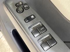 【電動格納ミラー】サイドミラーは電動格納式となっており、狭い駐車場でもキズがつくリスクを抑えられます。 7